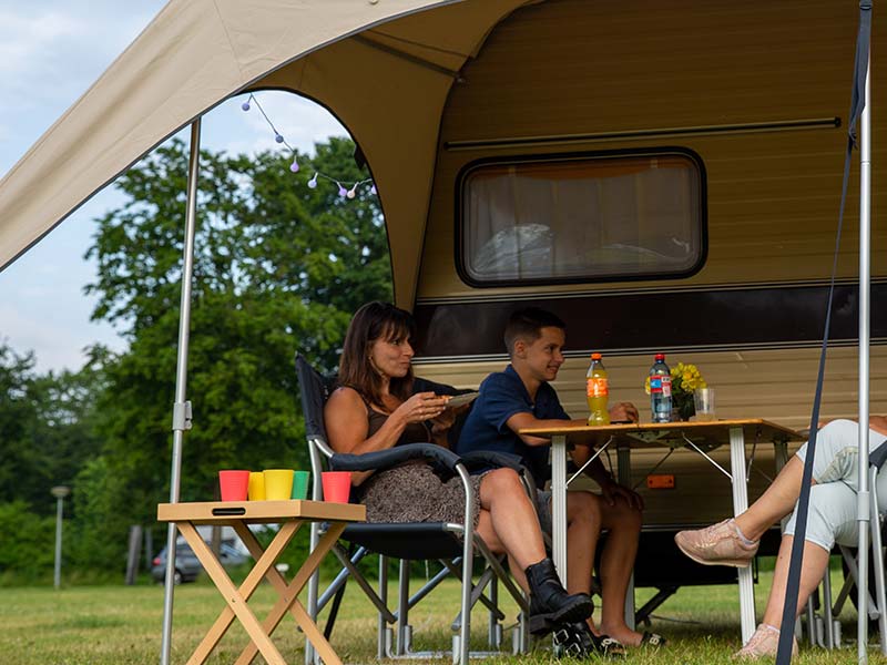 campooz kampeertafel voor caravan met trekking luifel